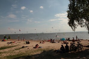 On the beach - Strandhotel Weisser Berg (Neustadt am Ruebenberge)