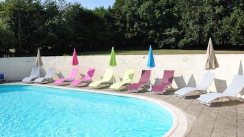 Una piscina al aire libre, una piscina climatizada
