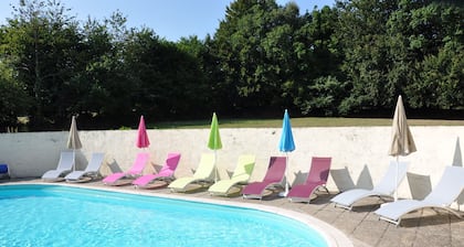 Casa con 6 camas con una parcela de aproximadamente 1 hectárea y una piscina climatizada