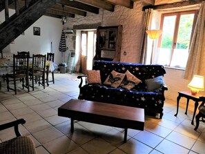 Tv, pejs, dvd-afspiller, bordtennisbord