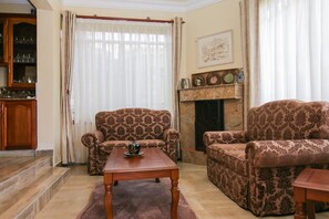 Family House, 5 Bedrooms | Living room | 42-inch flat-screen TV with premium TV channels, LED TV - Ndeiya House (Nairobi)