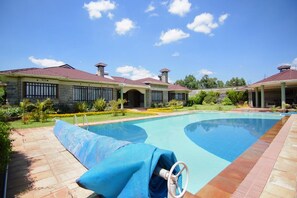 Family House, 5 Bedrooms | Private pool