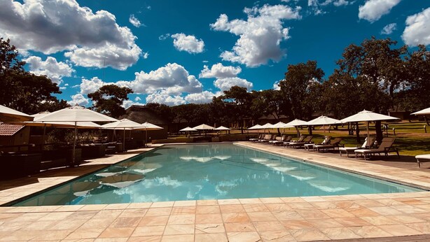 3 outdoor pools, open 7:30 AM to 8:30 PM, pool umbrellas, sun loungers - Fumani Game Lodge (Modimolle)