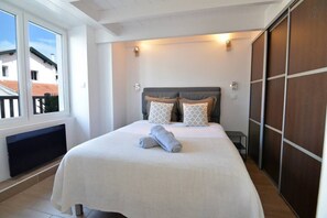 2 bedrooms, iron/ironing board, WiFi, bed sheets - Argia : Cozy & modern apartment with 2 bedrooms - balcony - city center (Biarritz)