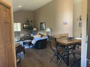 Smart TV, fireplace, DVD player, stereo