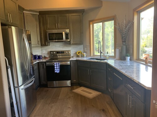 Evergreen Mountain Escape - Newly remodeled! 