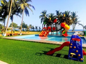 Outdoor pool - Hotel Riviera Ramatou Plage (Lomé)