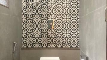 Habitació doble Deluxe | Bany | Dutxa i tovalloles