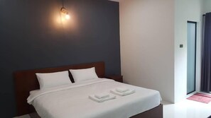 Roupas de cama antialérgicas, escrivaninha, cortinas blackout