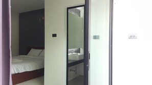 Double room (without Cleaning Service) | Roupas de cama antialérgicas, escrivaninha, cortinas blackout