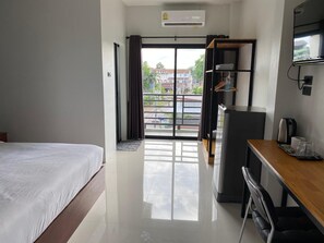 Roupas de cama antialérgicas, escrivaninha, cortinas blackout