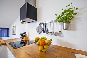 Apartment, Meerblick | Wohnbereich | Flachbildfernseher