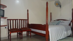 Escritorio, wifi gratis, ropa de cama