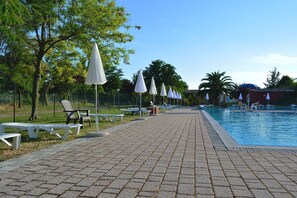 Seasonal outdoor pool, pool umbrellas, sun loungers
