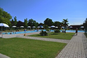 Seasonal outdoor pool, pool umbrellas, pool loungers - Garden River - Campsite (Altidona)
