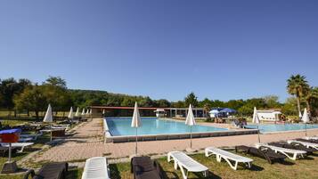 Seasonal outdoor pool, pool umbrellas, sun loungers