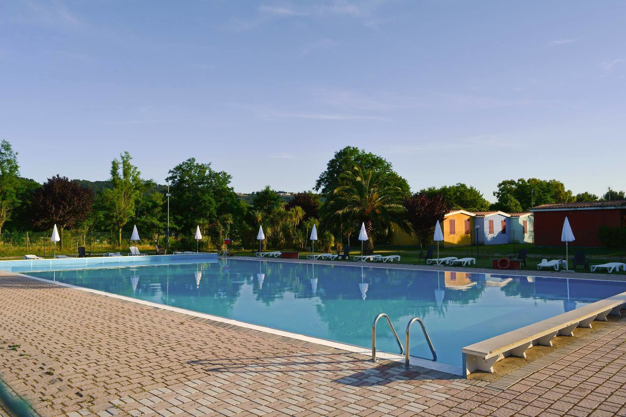 Außenpool (je nach Saison geöffnet), Sonnenschirme, Liegestühle