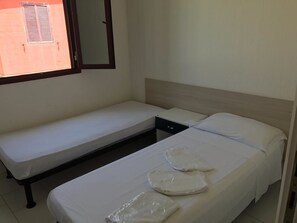 Rollaway beds, free WiFi - Garden River - Campsite (Altidona)