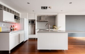 Frigorifero, microonde, forno, piano cottura