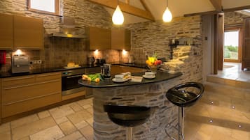 Cottage (White Willow Barn) | Private kitchen | Electric kettle, dining tables