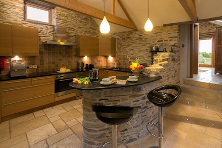 Cottage (White Willow Barn) | Private kitchen | Electric kettle, dining tables
