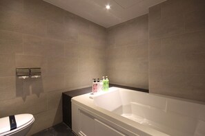 Suite | Deep-soaking bathtub - Busan Haeundae Hotel A (Busan)