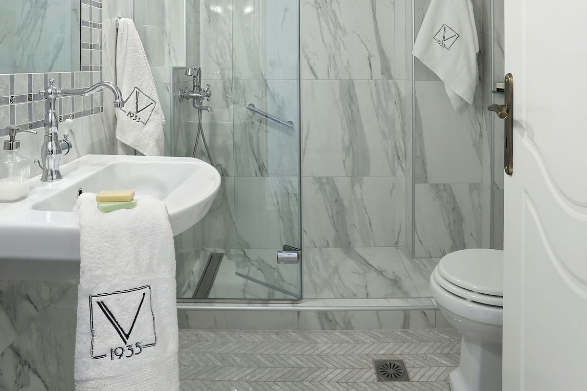 Ducha, artículos de higiene personal gratuitos y secador de pelo