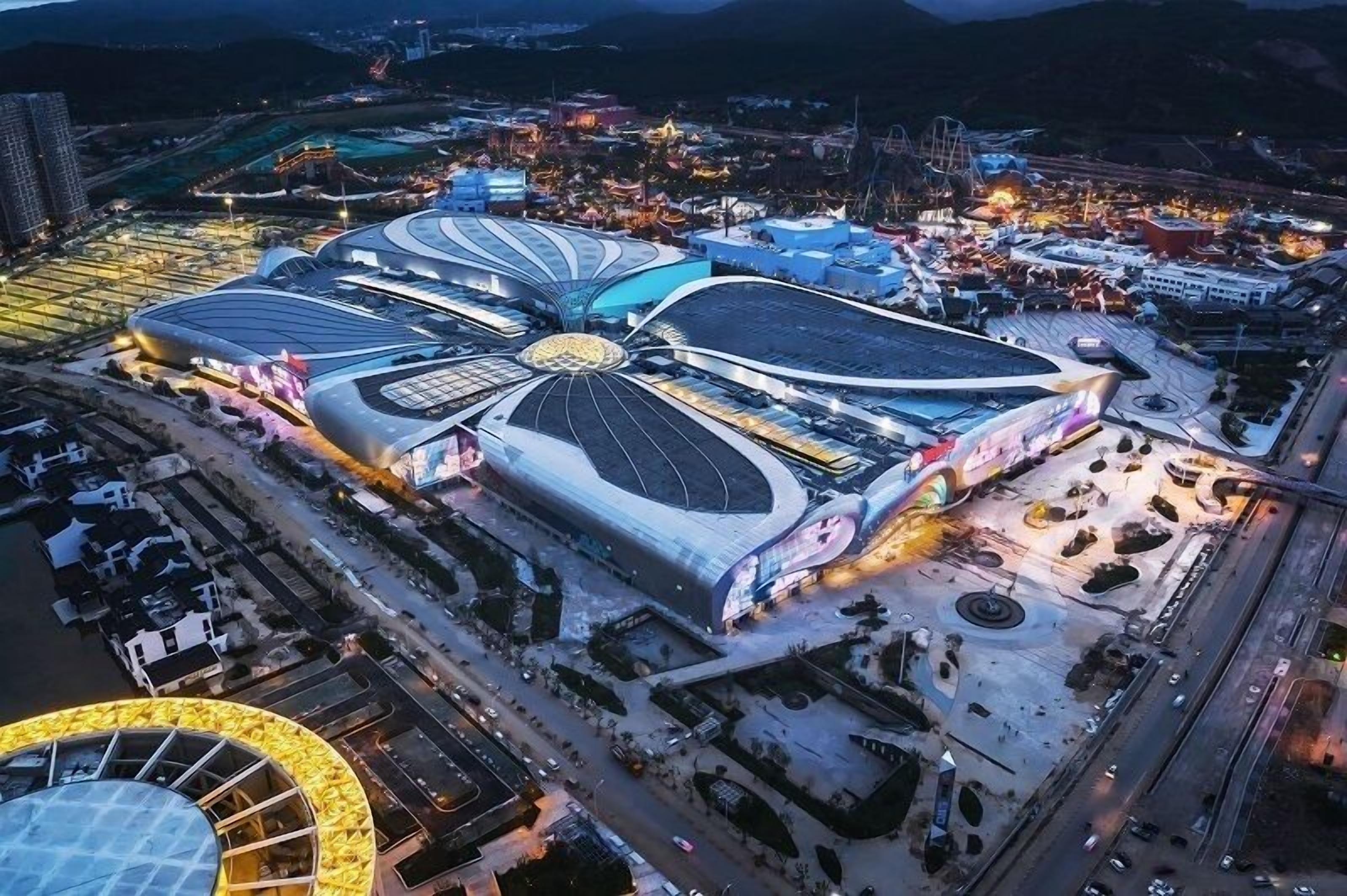Un grande stadio moderno con un design di tetto unico e curvo.