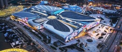 Un grand stade moderne doté d’un toit au design unique et incurvé.