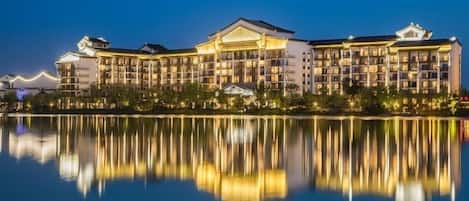 Fachada da propriedade à noite