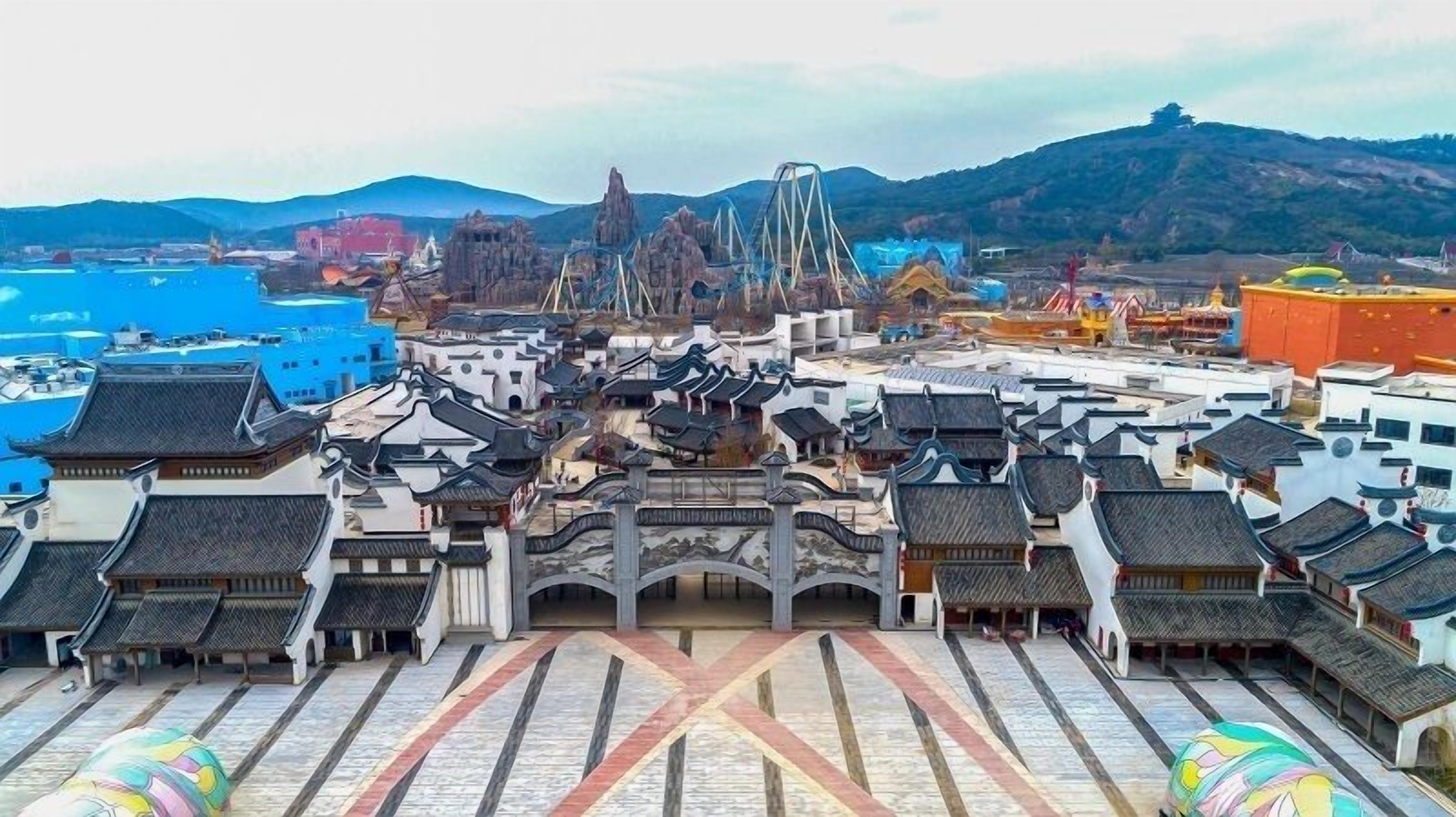Um complexo arquitetônico tradicional chinês com vários edifícios, caracterizado por telhados elaborados e um pátio central.