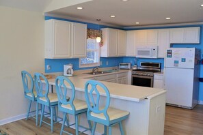 Microwave, oven, dishwasher, coffee/tea maker