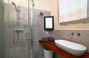Quarto família | Banheiro | Chuveiro, secador de cabelo, roupões de banho, chinelos