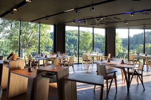 Daily continental breakfast (EUR 20 per person)