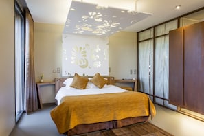 Premium bedding, in-room safe, individually decorated