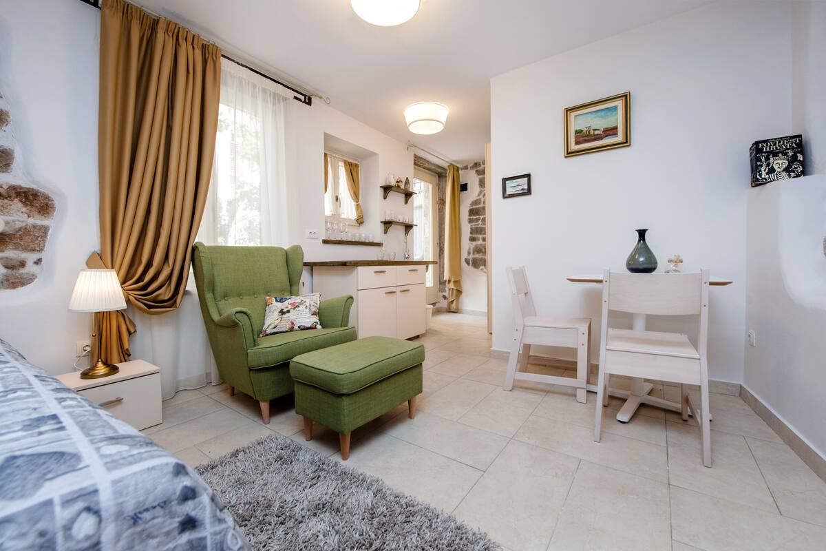 Basic Studio | Living area | 50-cm flat-screen TV with satellite channels, TV
