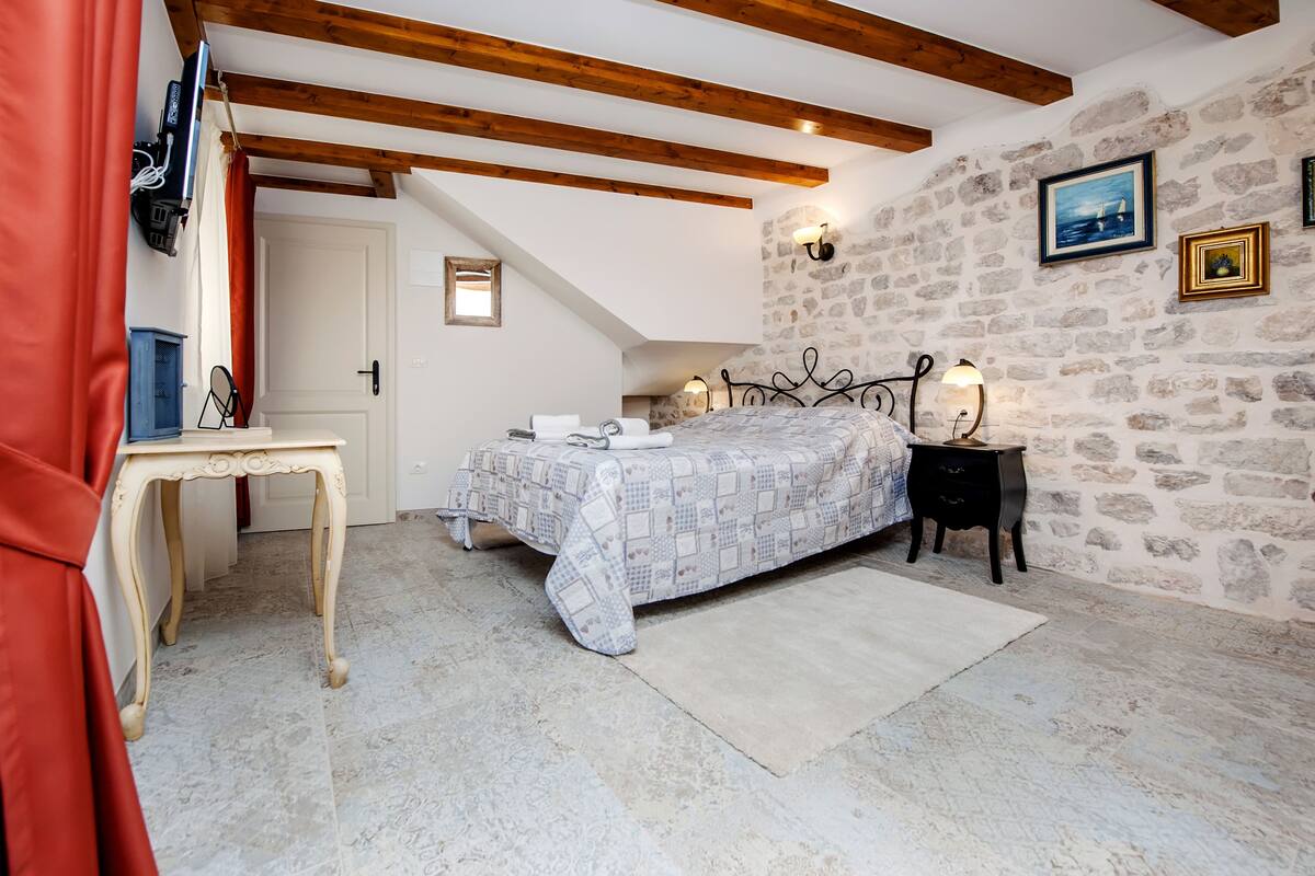 Cribs (free), WiFi (free), bed sheets