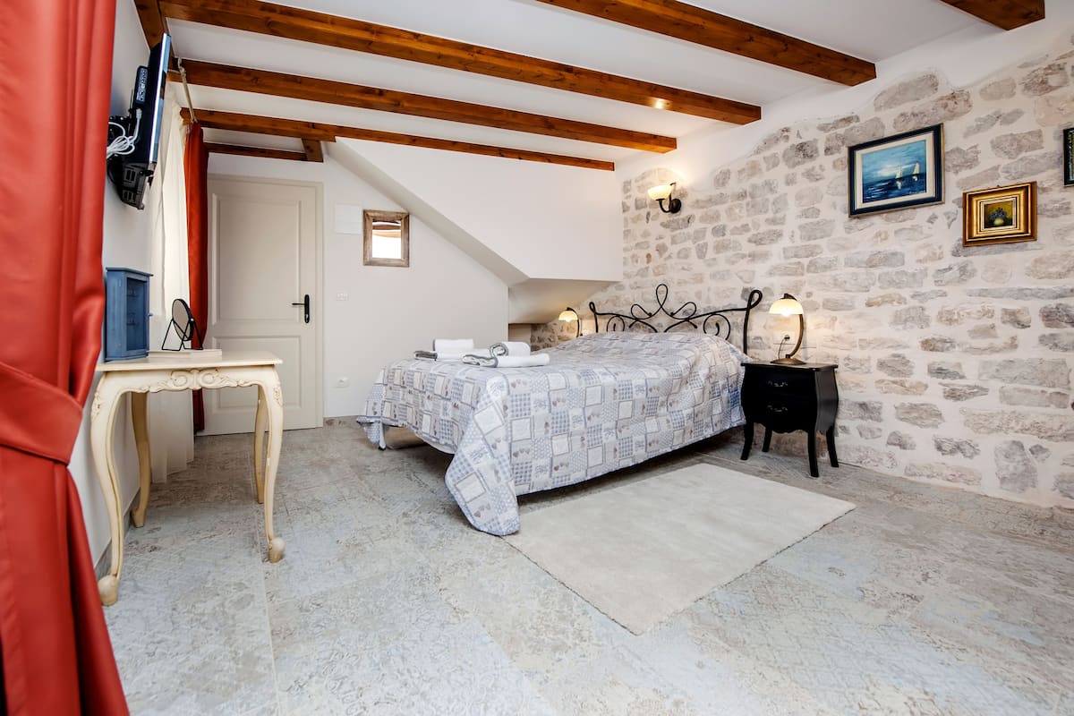 Free cots/infant beds, free WiFi, bed sheets