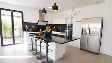 Coffee/tea maker, fridge, microwave, oven