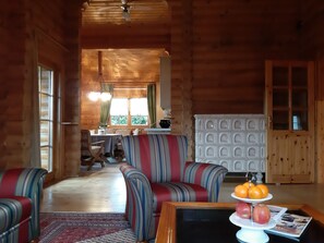 TV connectée, cheminée, table de tennis de table, livres