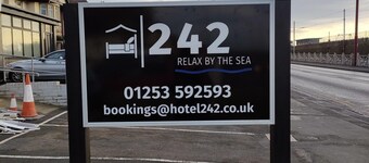 Hotel 242