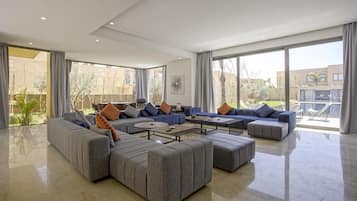 Villa Deluxe, 6 habitaciones, piscina privada | Zona de estar | Televisión de pantalla plana de 65 pulgadas con canales premium