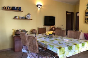 Apartment, 2 Bedrooms | In-room dining