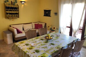 Apartment, 2 Schlafzimmer | Essbereich im Zimmer