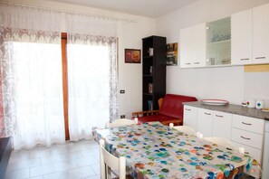 In-room dining - Appartamento Largo Colombo (San Teodoro)