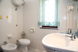 Appartement, 1 chambre | Salle de bain | Douche, douche à « effet pluie », sÚche-cheveux, serviettes fournies