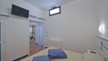 1 chambre, bureau, fer et planche à repasser, lit parapluie