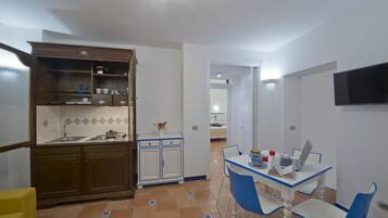 Cafetière/bouilloire, réfrigérateur, plaque de cuisson