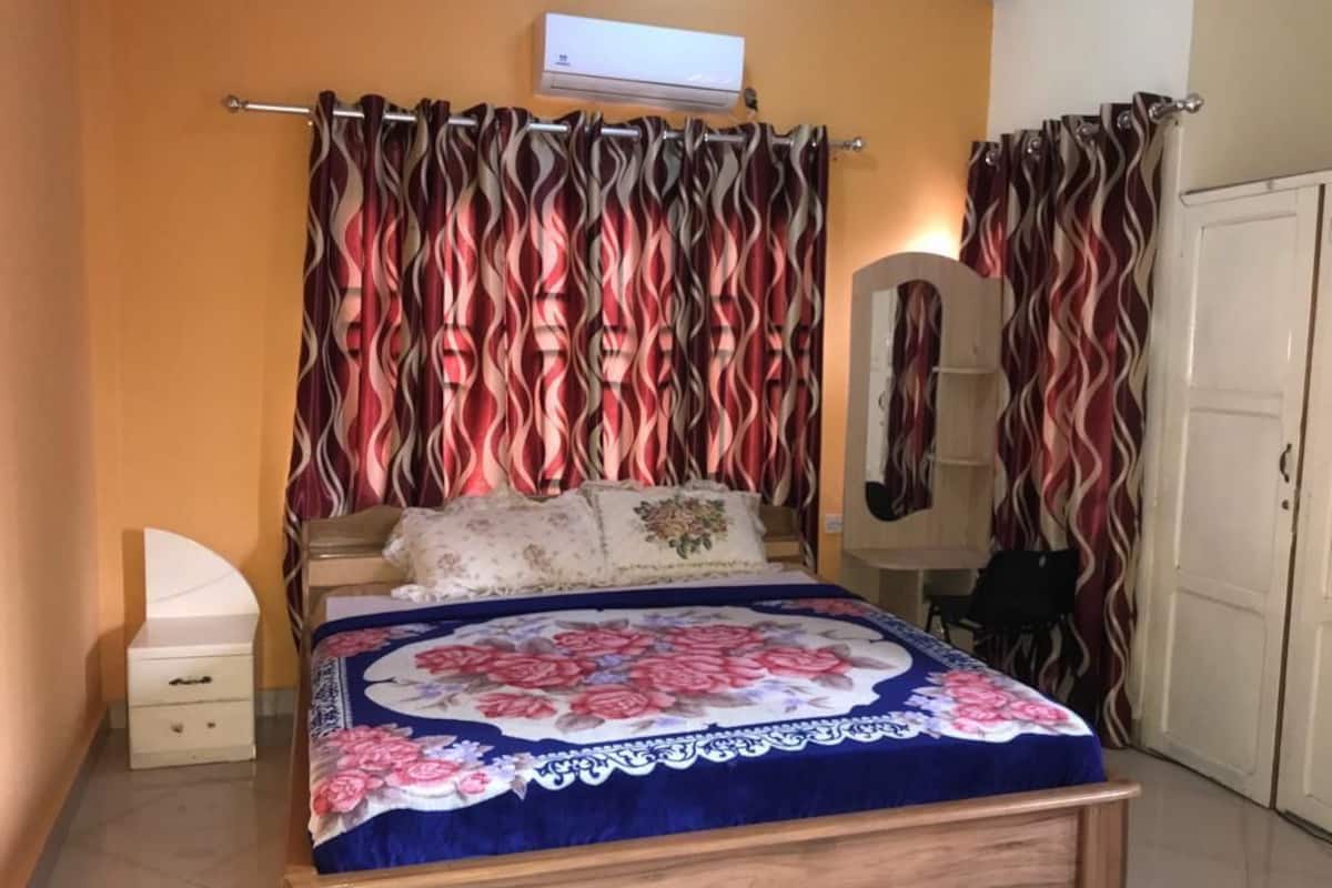 Room, 1 King Bed | Desk, blackout drapes, rollaway beds (surcharge), WiFi (free)