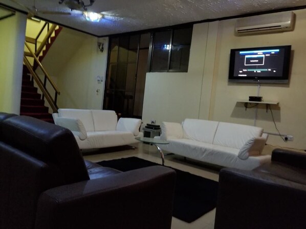 Lobby sitting area - Nass Lodge (Sunyani)